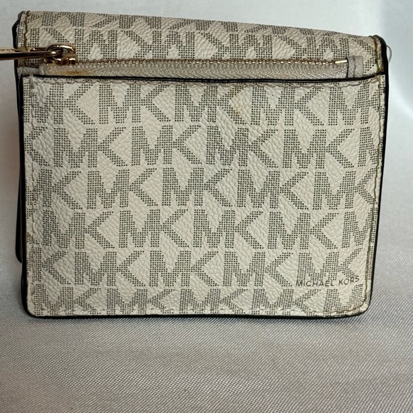 Michael Kors Wallet - Picture 3 of 10